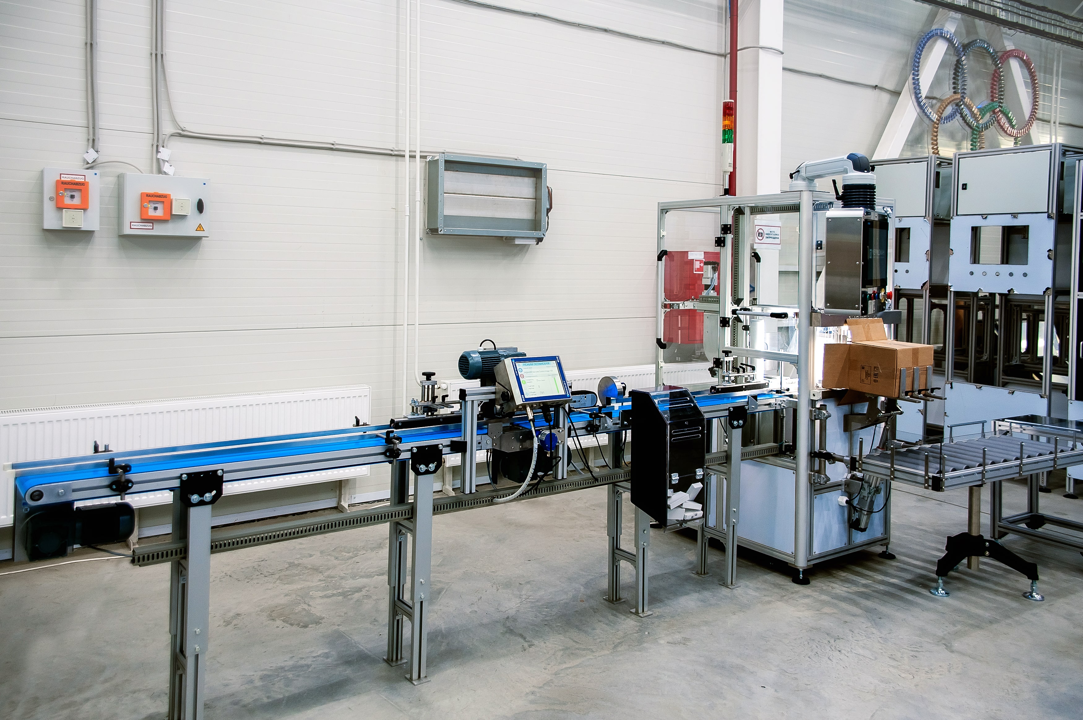 Пример применения светосигнальной колонны INNOCONT серии TL56B в системе автоматической маркировки и укладки упакованной продукции